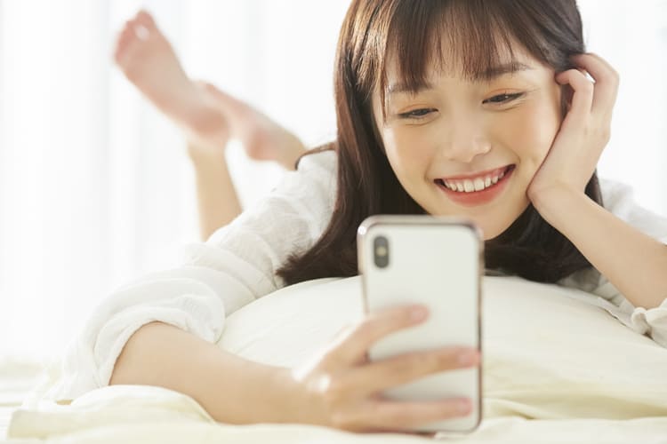 スマホを操作する女性