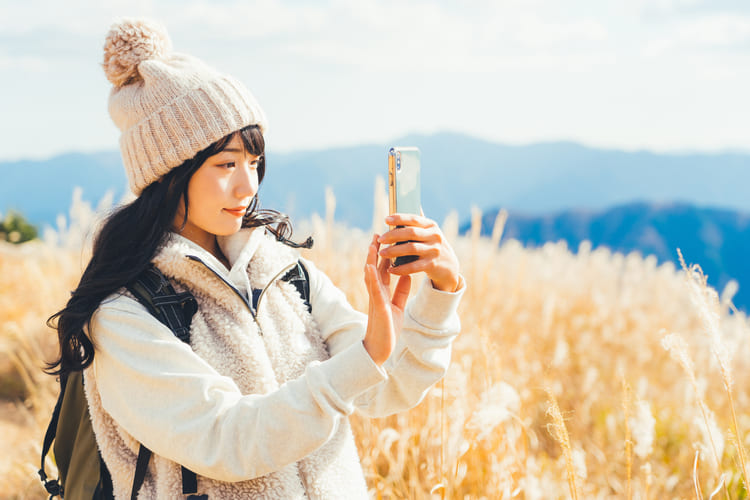 写真を撮る女性