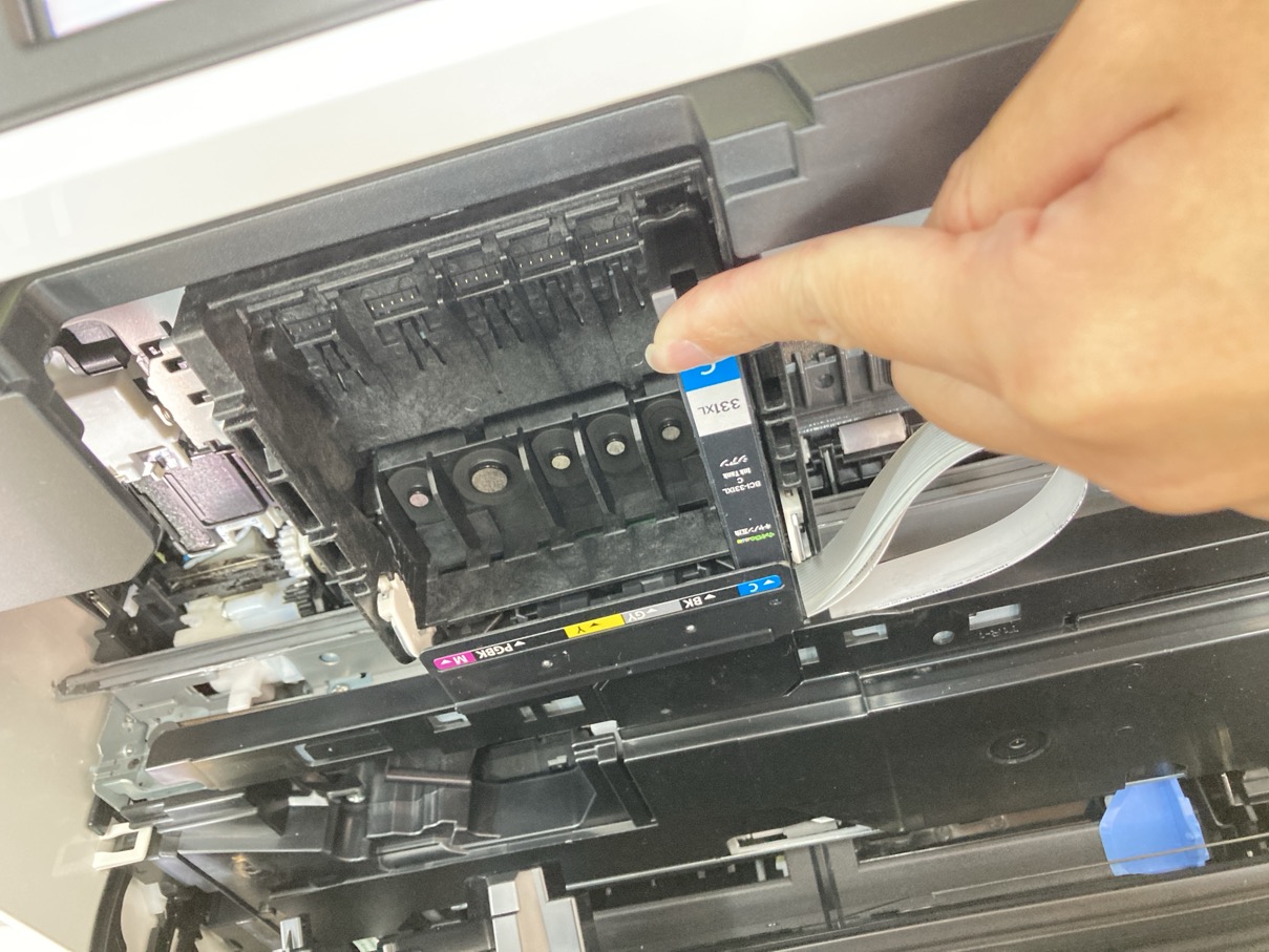 Canon PIXUS TS8630　インクカートリッジを押す