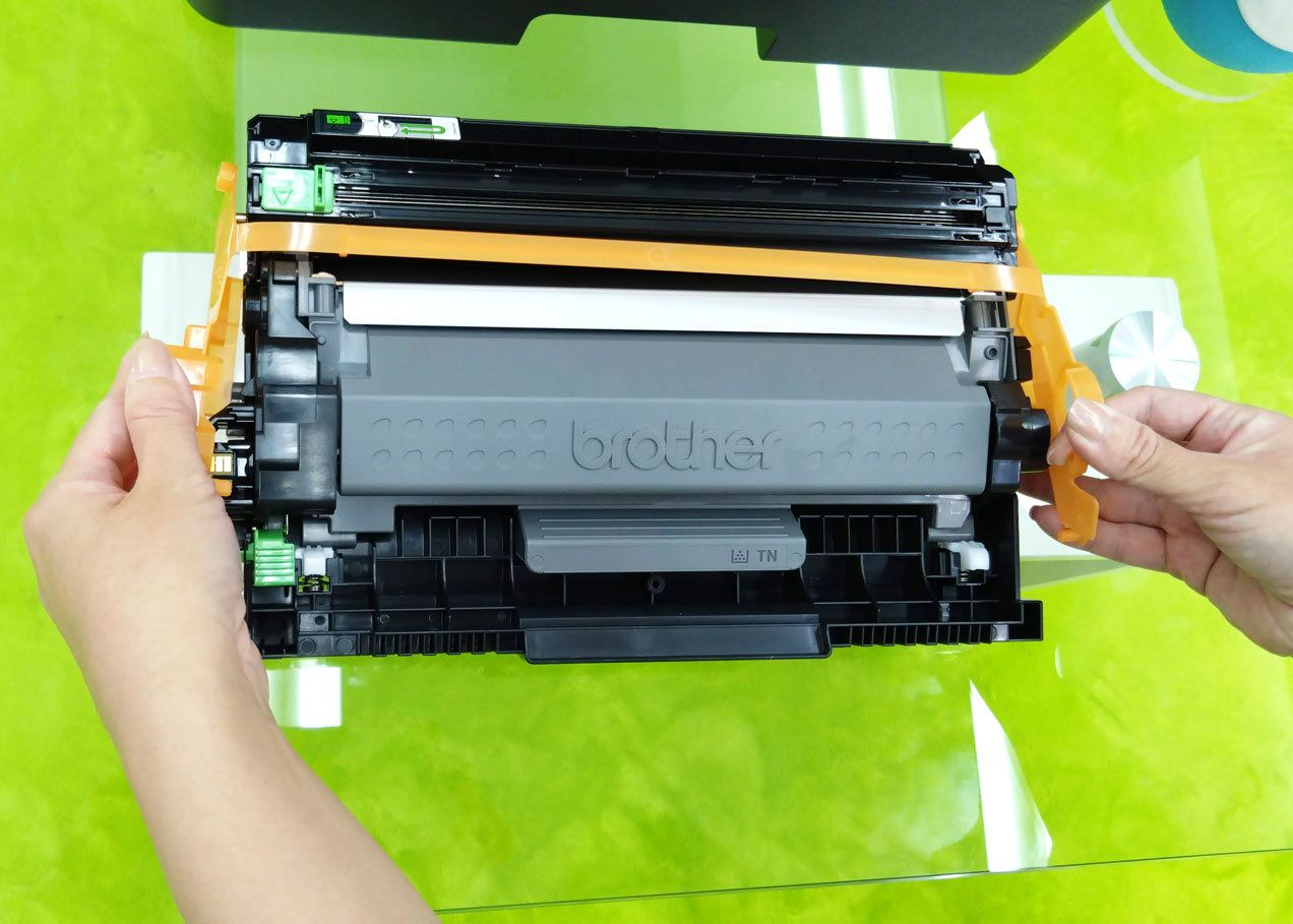 HL-L2460DW　スタータートナー　保護部材を外す