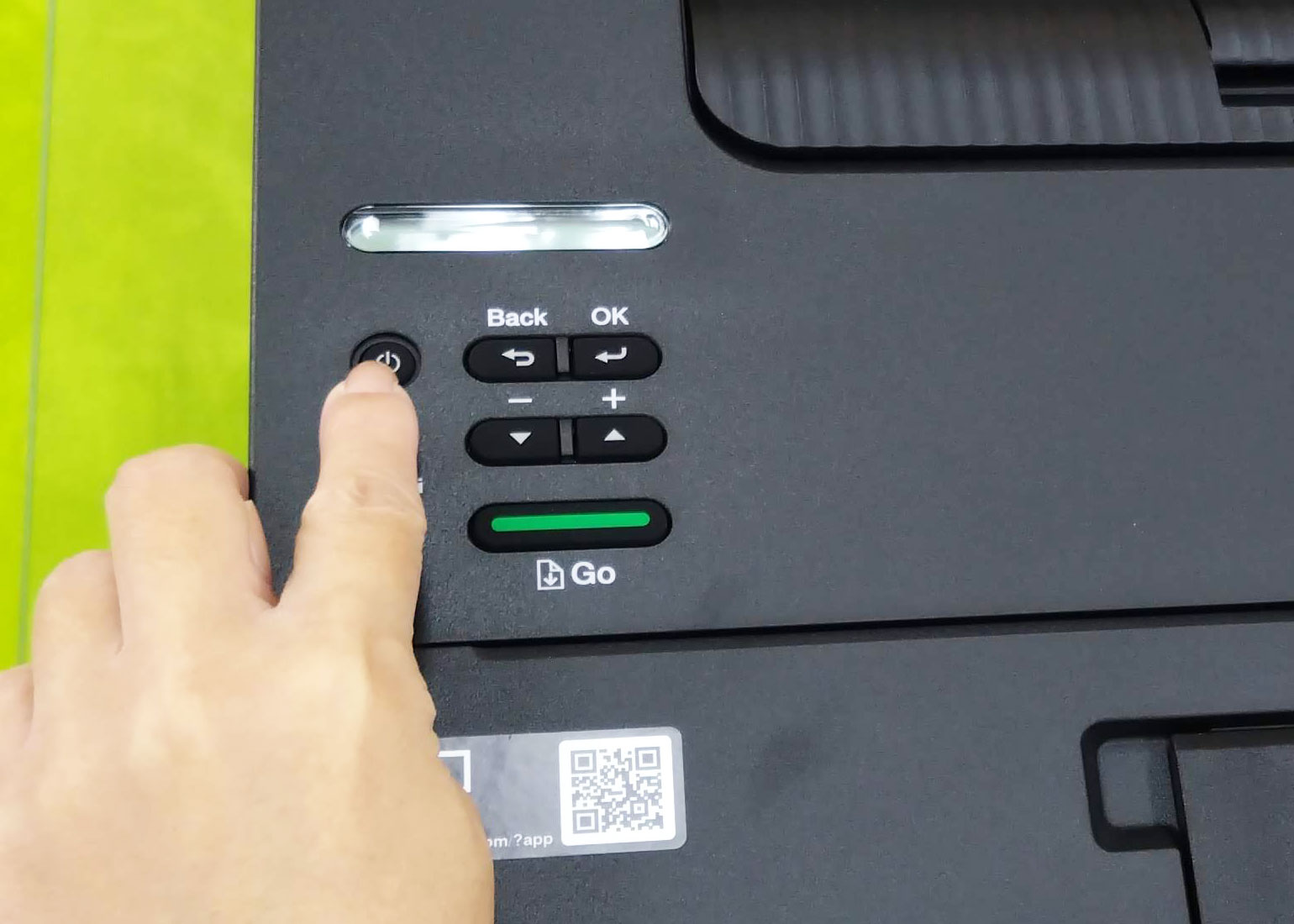 HL-L2460DW　電源ボタンを押す